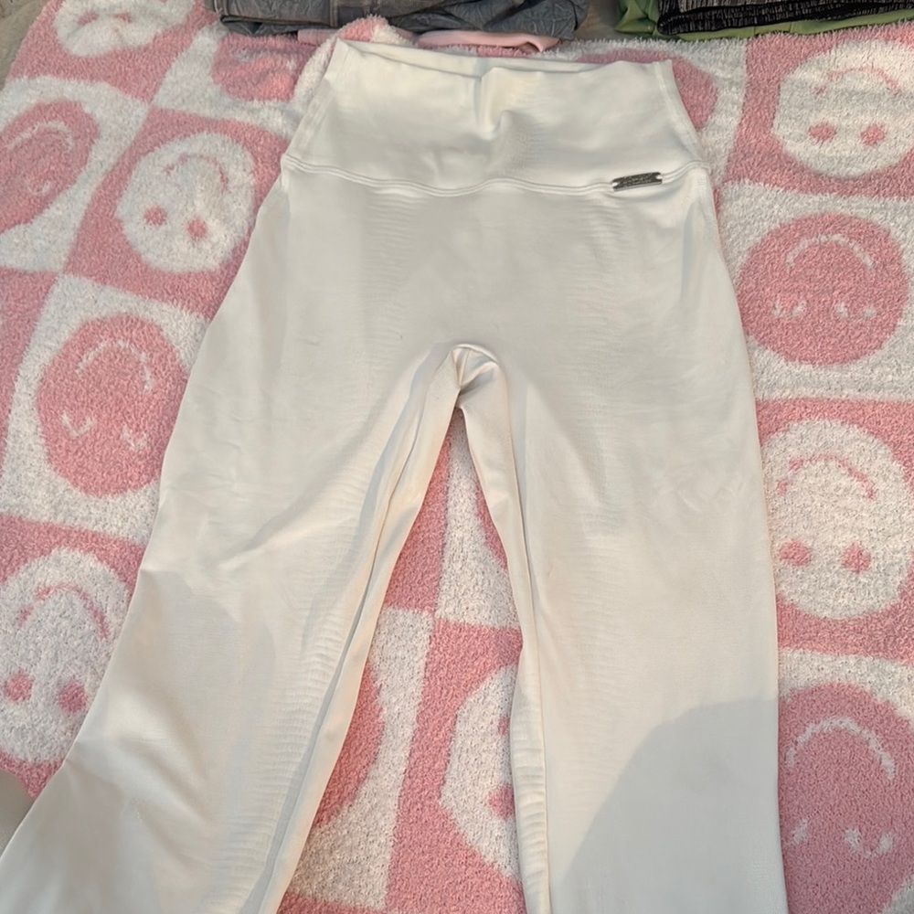 Bombshell Glossy Embossed White Leggings